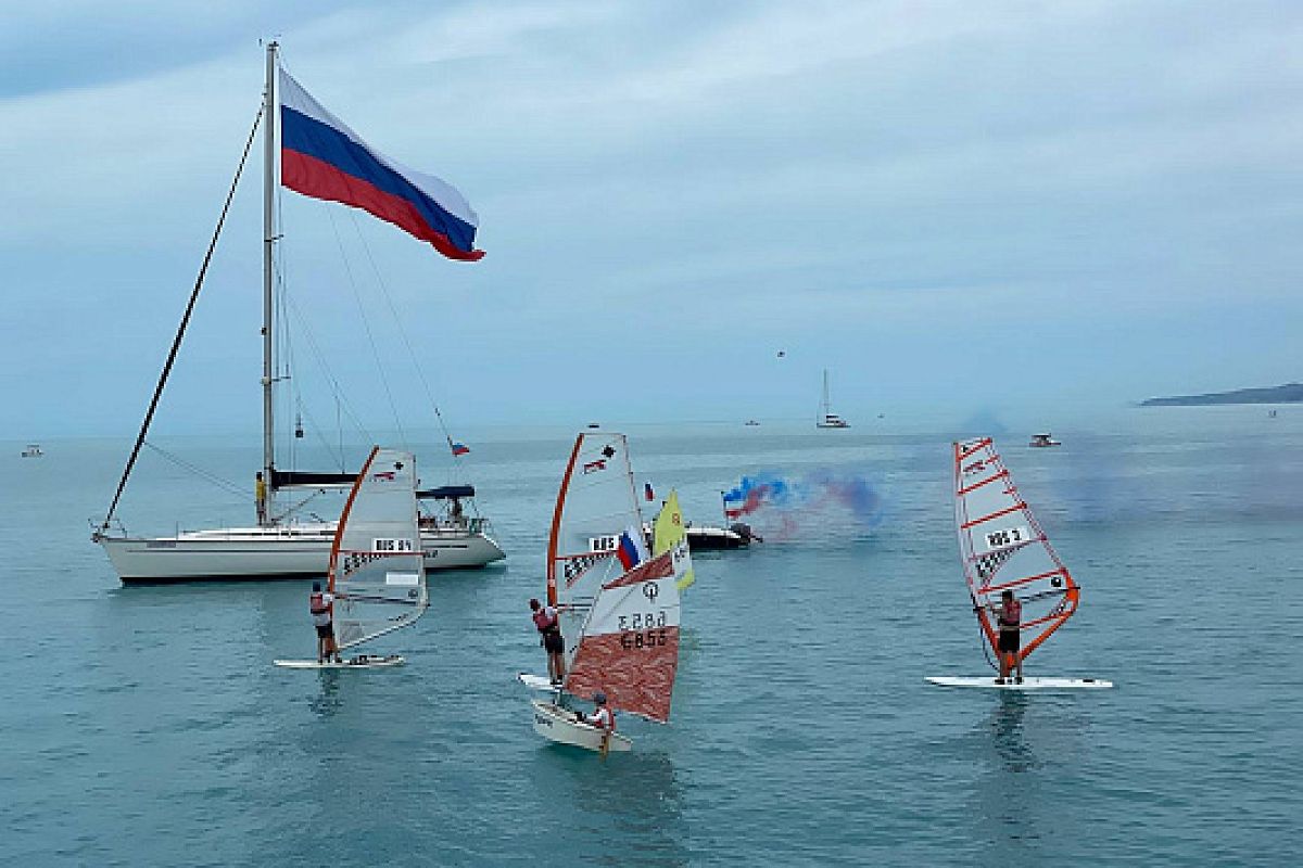 Восьмиметровый триколор подняли над морем в Сочи