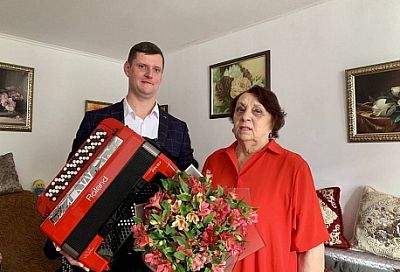 Жительница Краснодара подарила Кубанскому казачьему хору баян за 600 тыс.