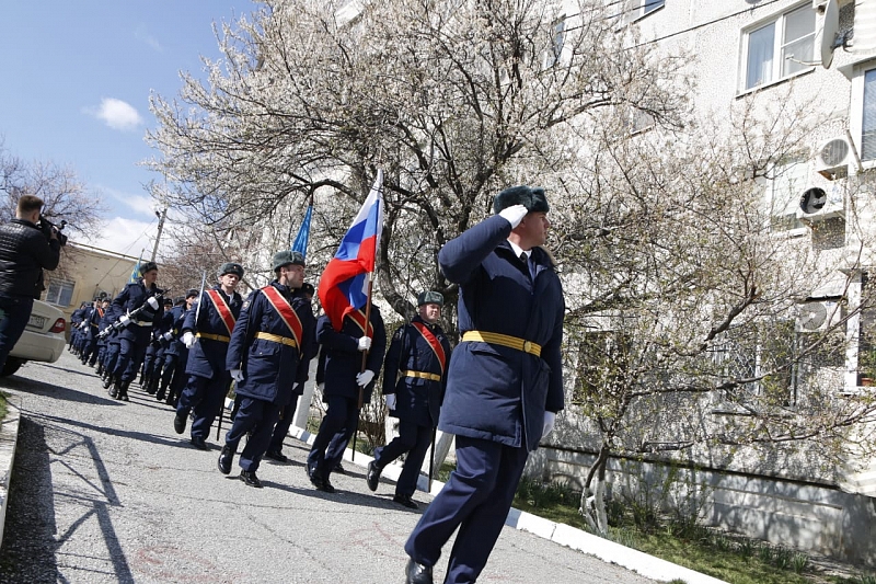 В Новороссийске для ветерана в честь его 105-летия провели индивидуальный парад
