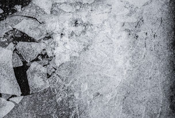 В Ленобласти автомобиль с пассажирами ушел под лед