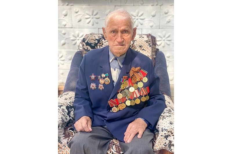 Вениамин Кондратьев поздравил ветерана Великой Отечественной войны Михаила Забелина со 106-м днем рождения