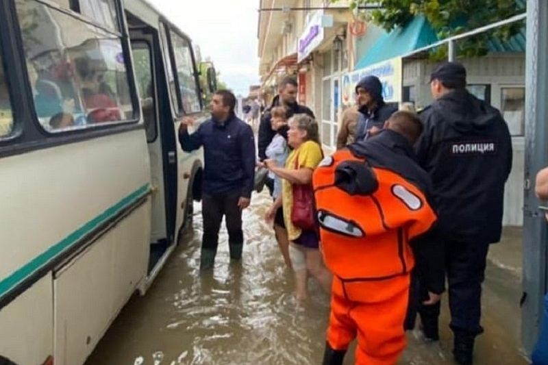 В Анапе с подтопленных территорий эвакуировано более 450 человек