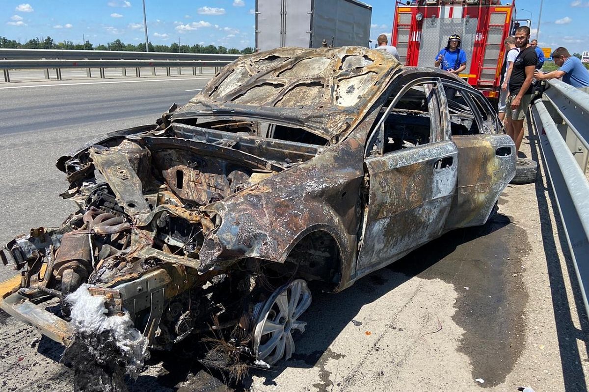 В Краснодаре иномарка врезалась в отбойник и загорелась. Двое пострадали