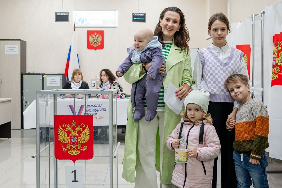 Дарья Марухно пришла на избирательный участок со своими детьми.