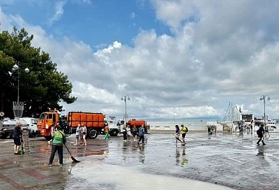 Последствия залпового дождя устраняют в Геленджике