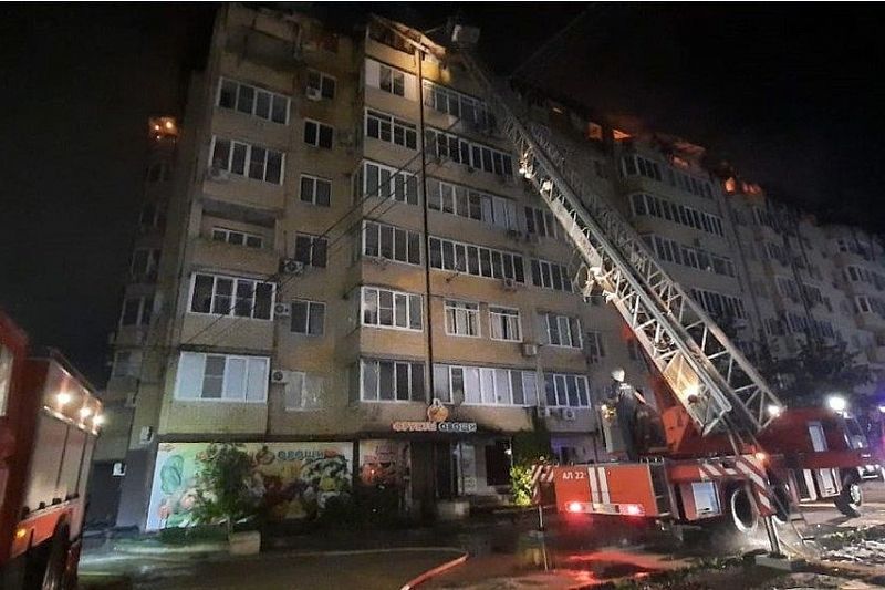 Возможной причиной крупного пожара в 8-этажке Краснодара могло стать короткое замыкание