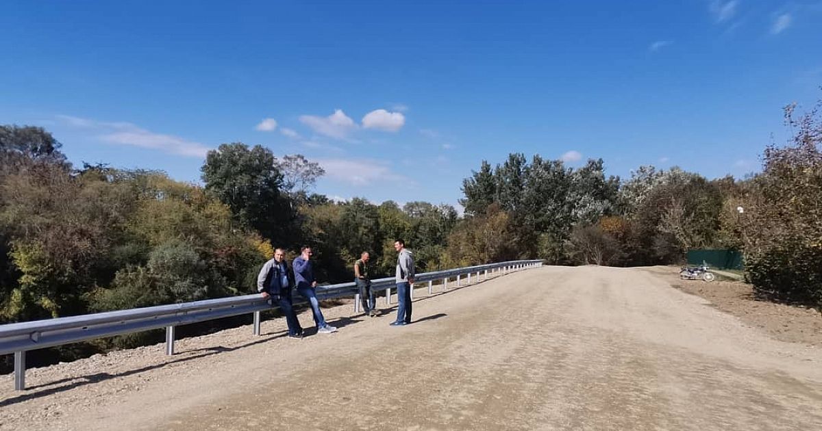 Погода в бакинской краснодарского края на 10. Станица Бакинская Краснодарский край. Станица Бакинская горячий ключ. Дорога в станице. Дорога Оползневое кладбище.