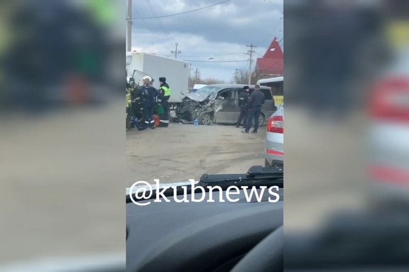 В Краснодаре в ДТП с микроавтобусом и грузовиком пострадали оба водителя