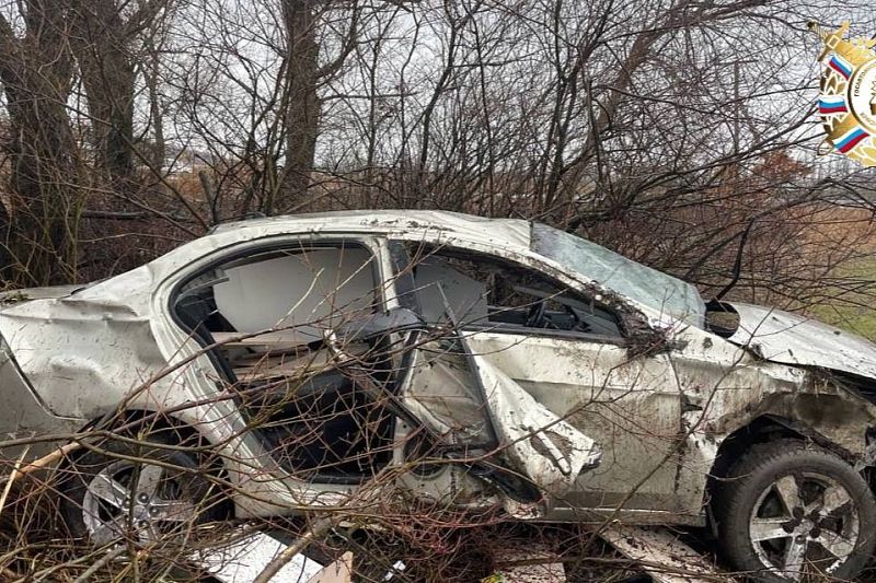 На Кубани водитель на Mitsubishi Lancer врезался в дерево и погиб