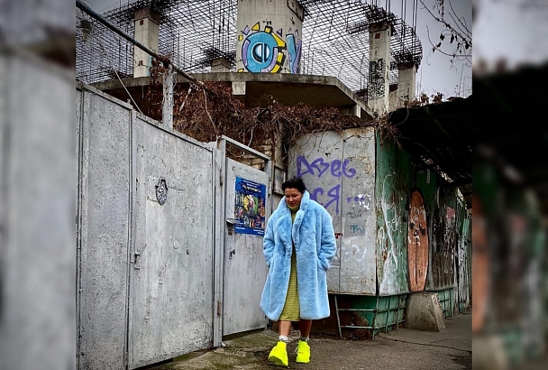 В голубой шубе и неоновых кроссовках: Анна Нетребко прогулялась по центру Краснодара