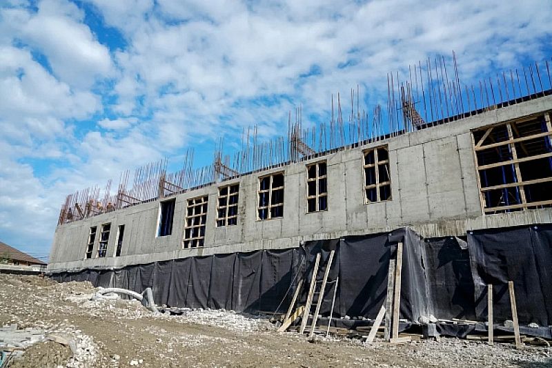 Строительство школы в сочинском микрорайоне Мамайка в рамках нацпроекта завершено на 50%