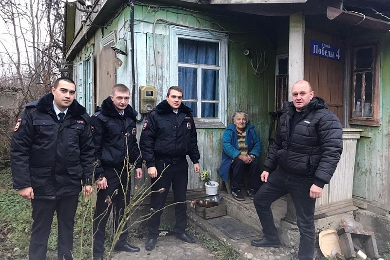 В Краснодарском крае полицейские спасли пожилую женщину из горящего дома