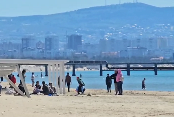 «Сезон уже на носу»: забитый отдыхающими пляж под Анапой сняли на видео