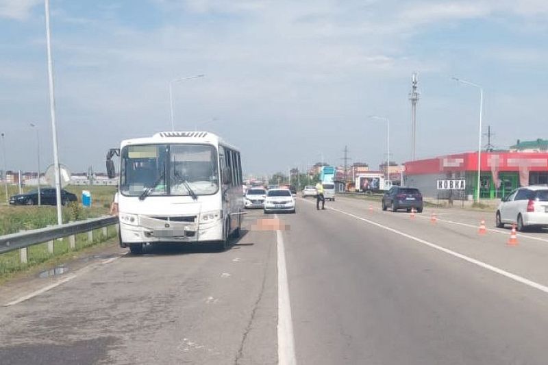 Пассажирский автобус насмерть сбил женщину под Краснодаром