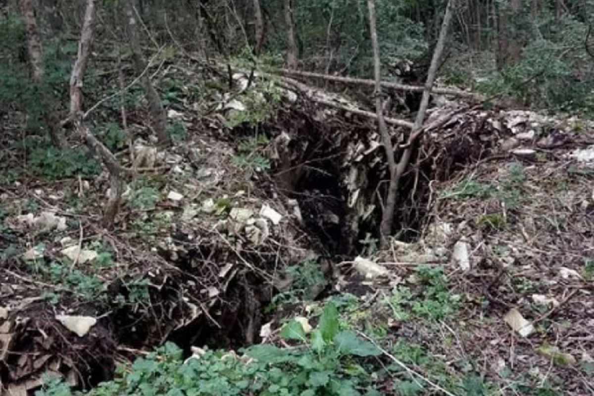 Опасный провал на Маркотхском хребте под Новороссийском огородили спасатели