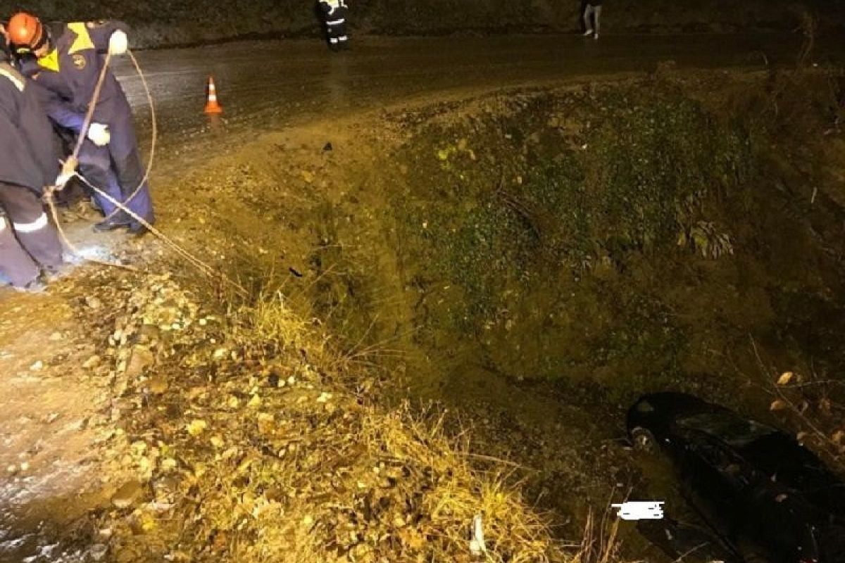 В Краснодарском крае иномарка упала в овраг. Водитель погиб