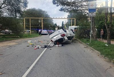 Toyota врезалась в дерево после столкновения с Nissan на Кубани. Есть пострадавшие