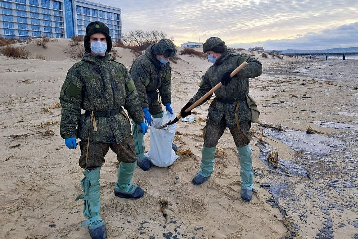 Более 9 км береговой линии 19 декабря очищено от мазута в Краснодарском крае