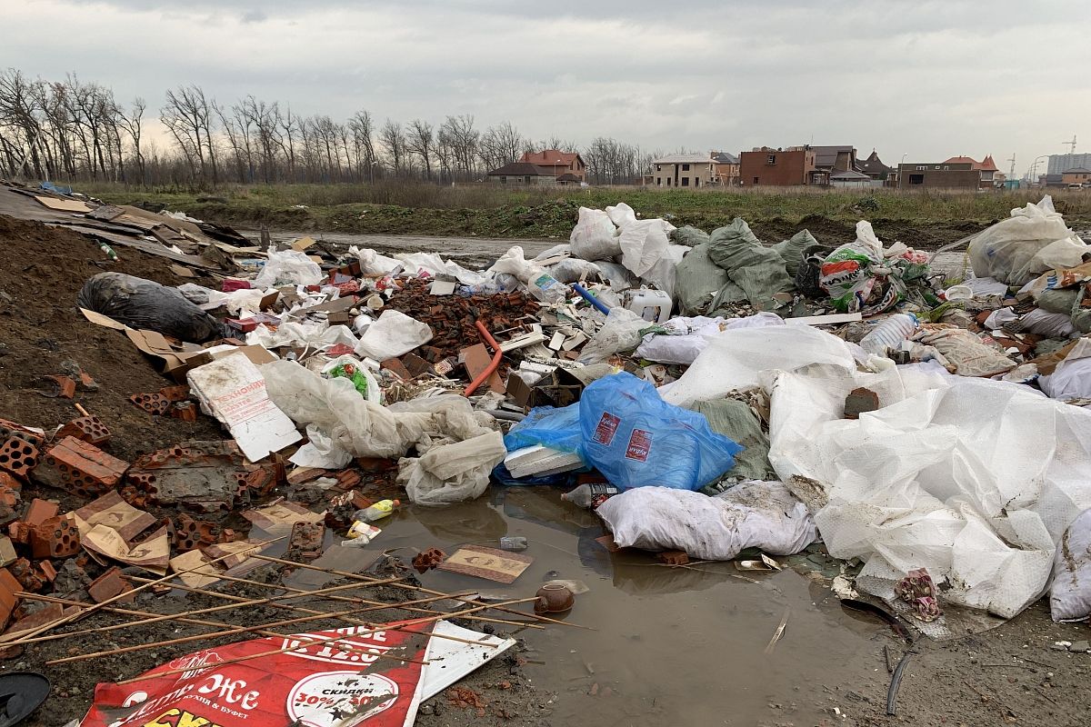 В лесополосе под Краснодаром нашли 2-километровую свалку