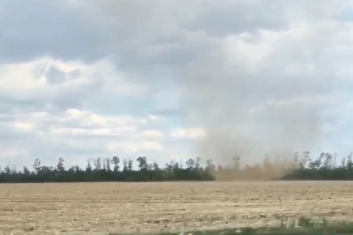 «Просто смерч на поле»: мощный пыльный вихрь попал на видео под Кореновском