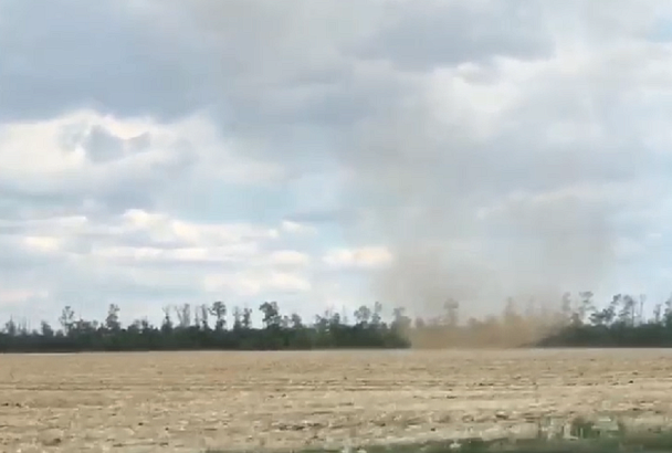 «Просто смерч на поле»: мощный пыльный вихрь попал на видео под Кореновском