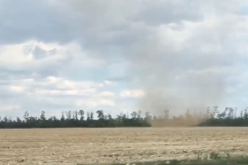 «Просто смерч на поле»: мощный пыльный вихрь попал на видео под Кореновском