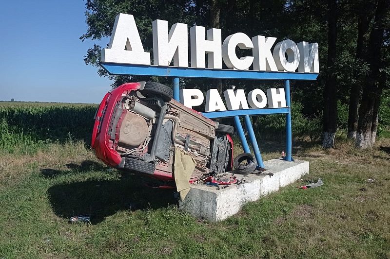 Напоролся на стелу: водитель «Форда» чудом выжил в ДТП на выезде из Краснодара 