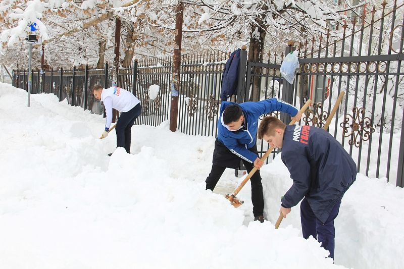 В Краснодаре активисты волонтерского центра «Единой России» помогли с расчисткой снега