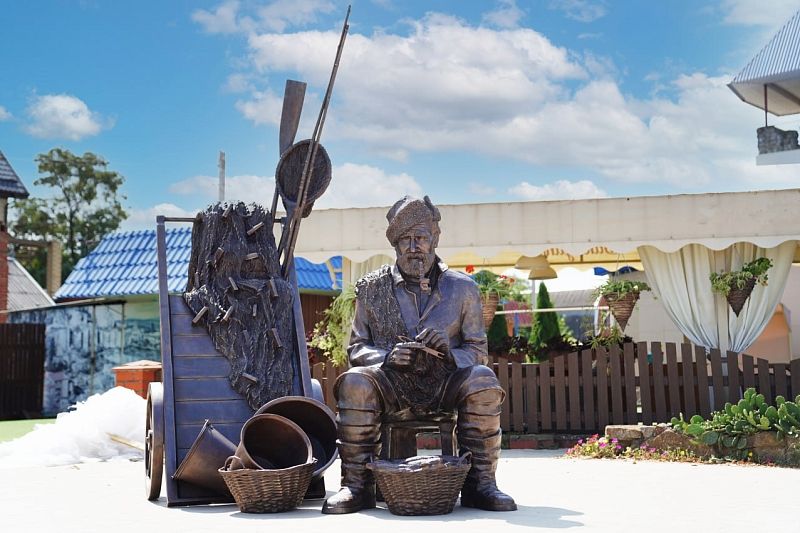 Скульптуру рыбака установили на набережной Приморско-Ахтарска