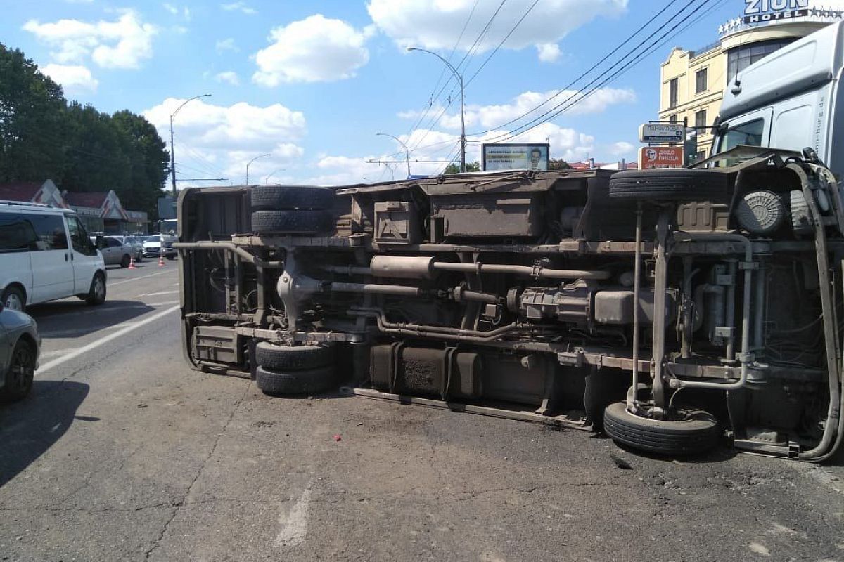 В Краснодаре после ДТП опрокинулась маршрутка с пассажирами