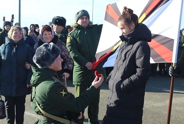 Солдат сделал предложение девушке во время присяги в Кореновске