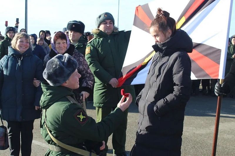 Солдат сделал предложение девушке во время присяги в Кореновске