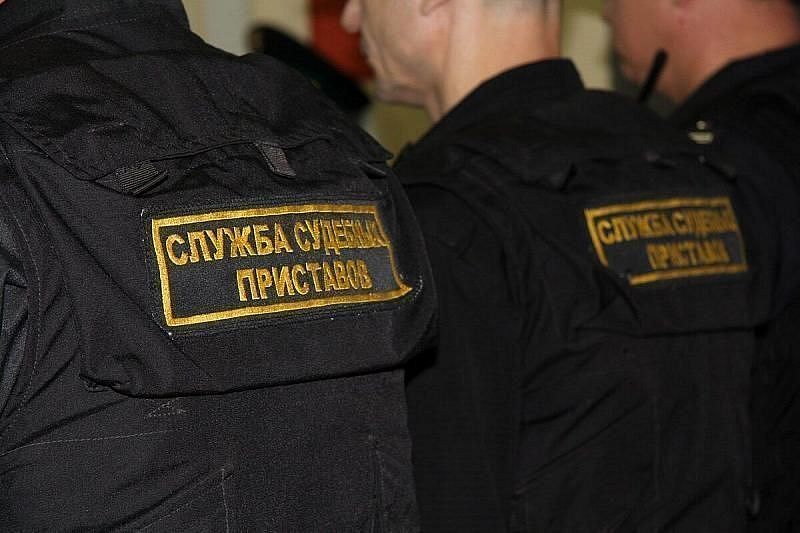 В Краснодарском крае приставы арестовали товар в магазине женской одежды