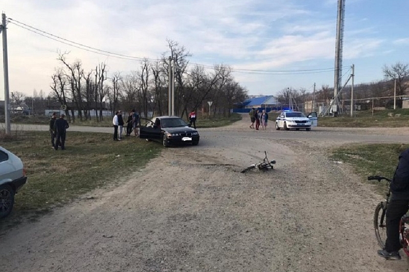 В Краснодарском крае пьяный водитель на BMW сбил 9-летнего мальчика на велосипеде