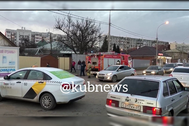 В Краснодаре автомобиль Яндекс.Такси врезался в едущую на вызов пожарную машину