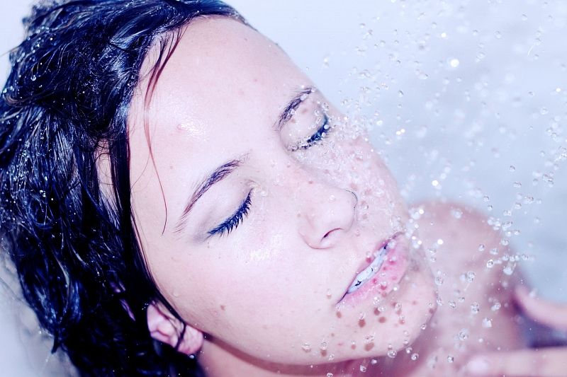 Ученые выяснили, что ежедневно принимать душ опасно