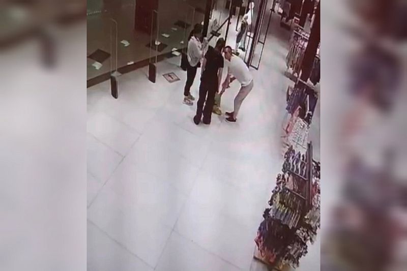 Попали на видео: в Краснодаре молодая пара задержана за серию краж одежды из магазинов в ТРЦ «Красная площадь»