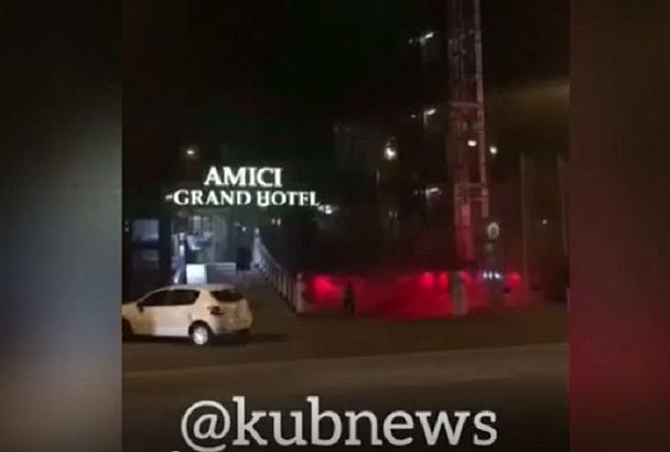 В Краснодаре на подземной парковке отеля загорелся автомобиль
