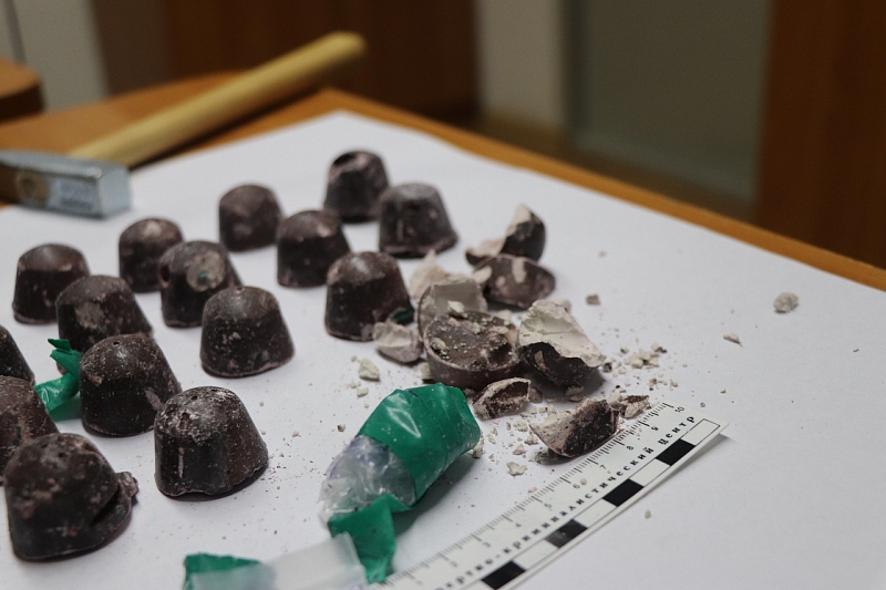 Необычное ассорти: в Сочи задержали мужчину с наркотиками в шоколадных конфетах