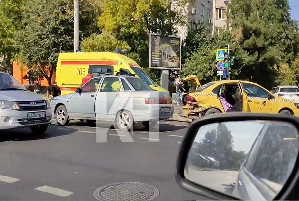 Таксист устроил ДТП на улице Северной в Краснодаре