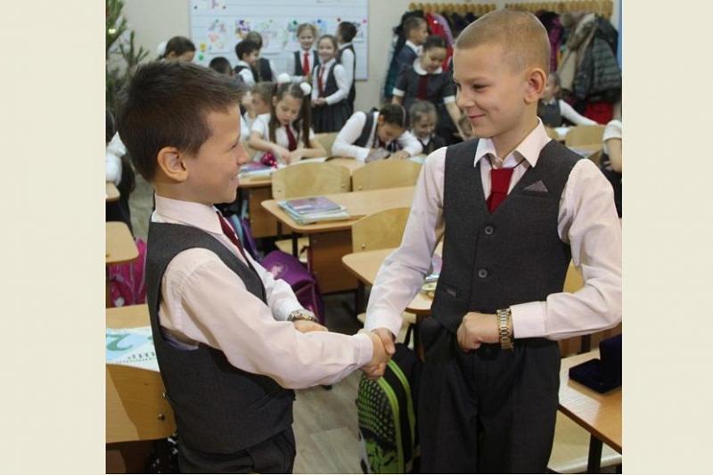 В Краснодарском крае спасшим от пожара многоэтажку школьникам подарили часы
