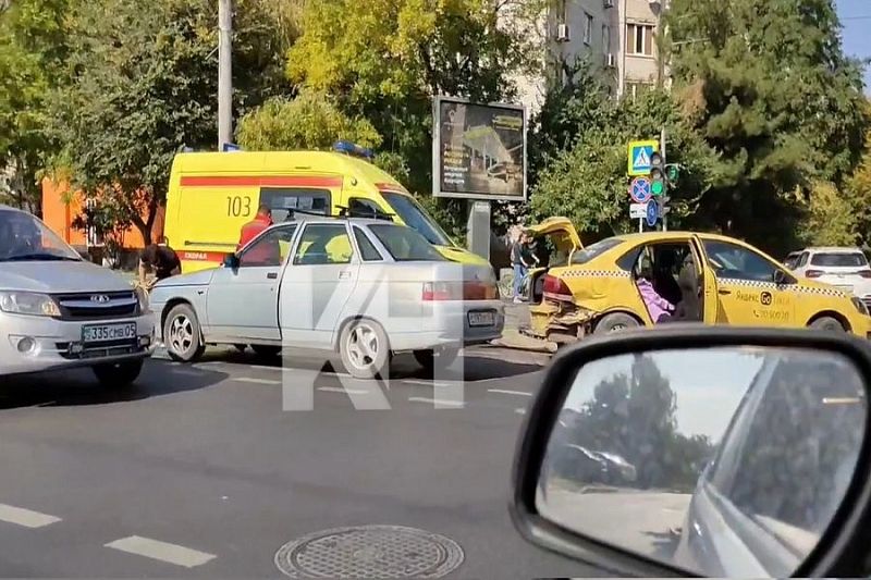 Таксист устроил ДТП на улице Северной в Краснодаре