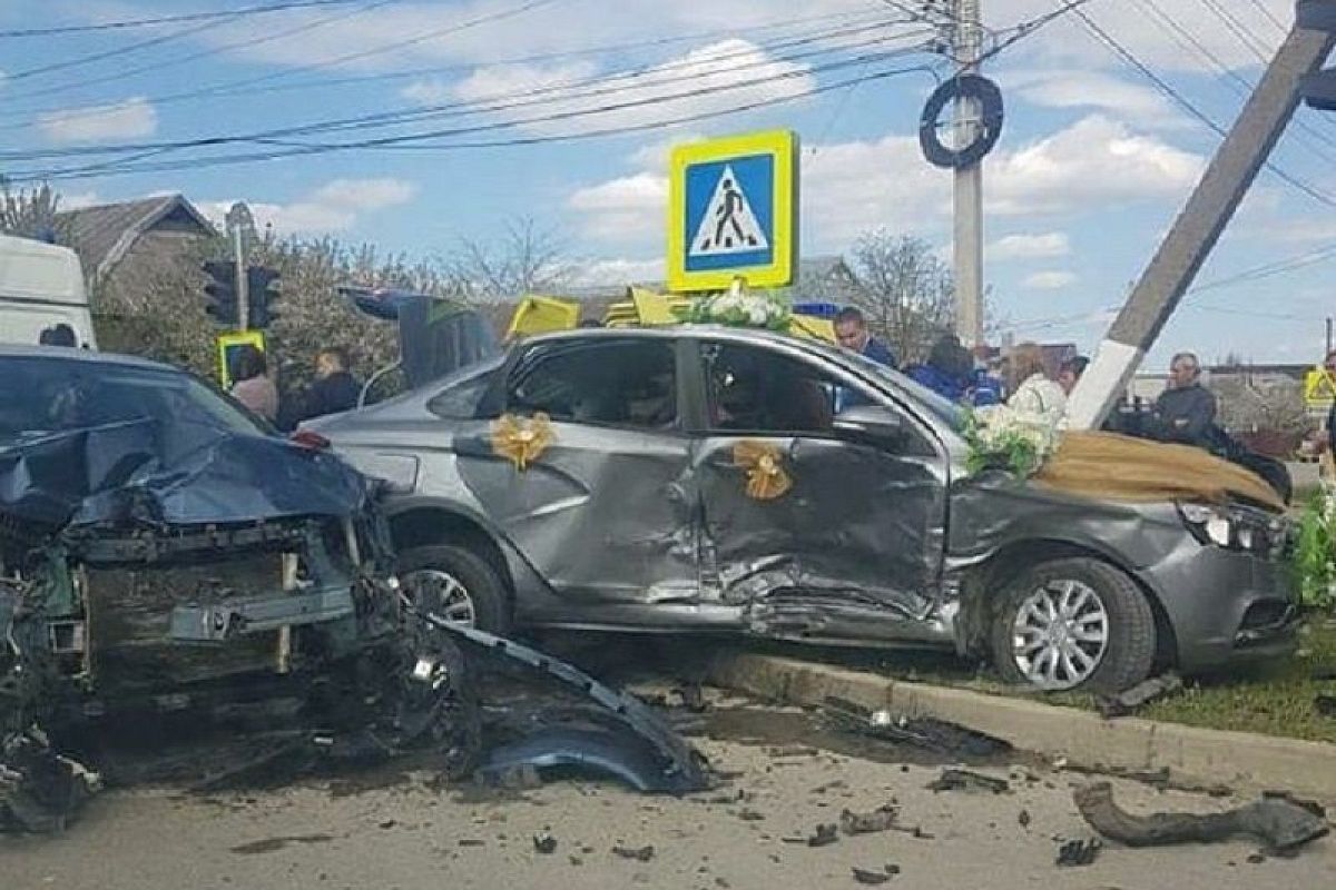 В Краснодарском крае в ДТП попал автомобиль из свадебного кортежа. Пострадала 18-летняя невеста