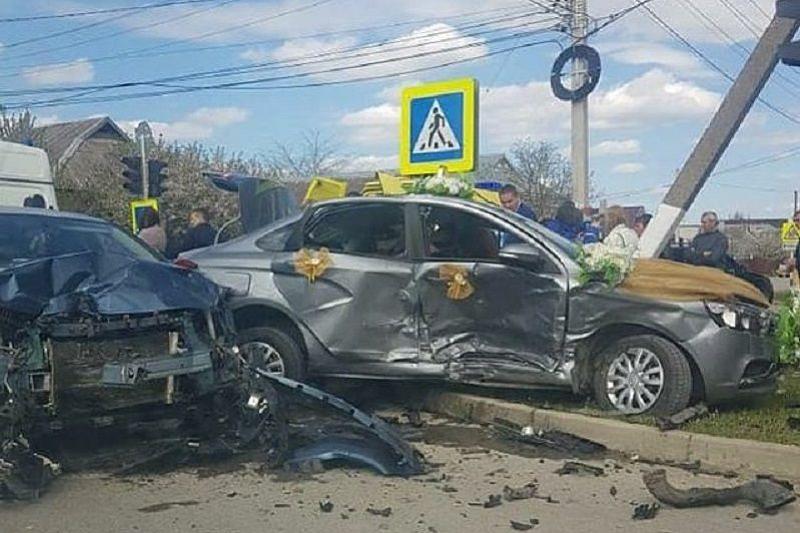 В Краснодарском крае в ДТП попал автомобиль из свадебного кортежа. Пострадала 18-летняя невеста