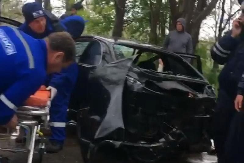 Водитель «Тойоты» съехал с дороги и врезался в дерево. Пострадал пассажир