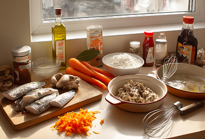 Рыба под маринадом, но вкусная: треска в духовке с грибным соусом снизу