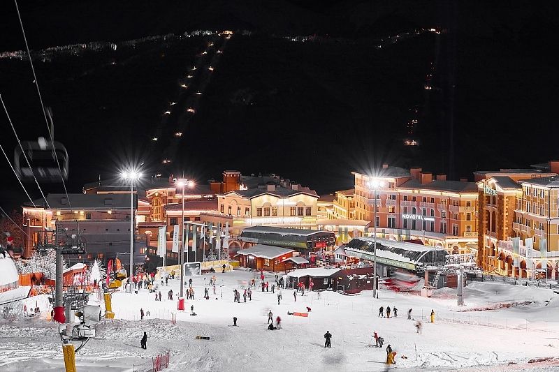 Впервые этой зимой в горах Сочи введены вечерние катания и открыты почти все трассы