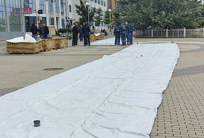 Для предотвращения паводков в Краснодаре у Моста поцелуев устанавливают водоналивную дамбу