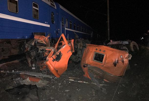 В Краснодарском крае пассажирский поезд столкнулся с КамАЗом. Есть пострадавшие