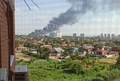 Пожар на площади 1 тыс. «квадратов» тушат в Краснодаре